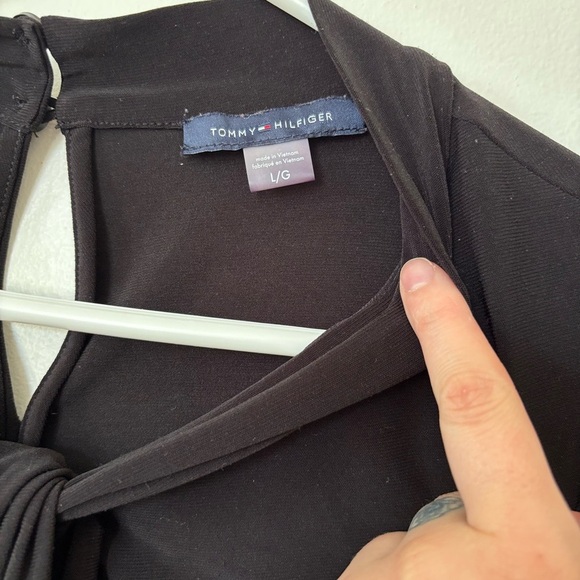 🎉4/30$🎉 Tommy Hilfiger Black Sleeveless Twist Neck Top - Size L - Picture 2 of 6